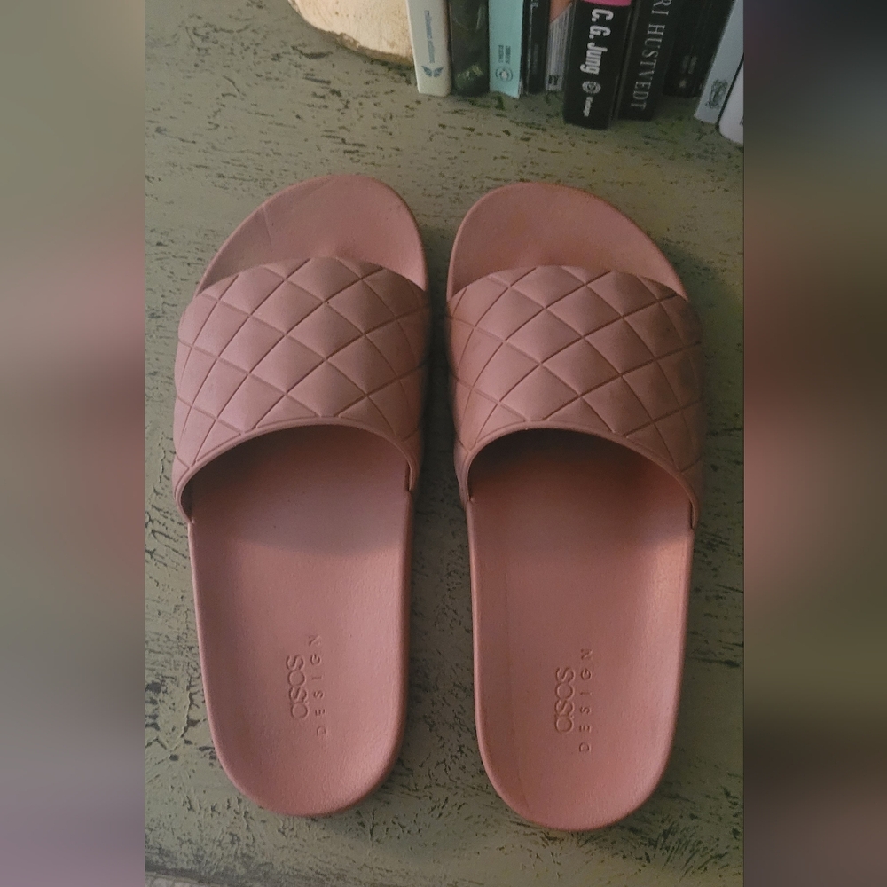 Size 9 Asos quilted slides